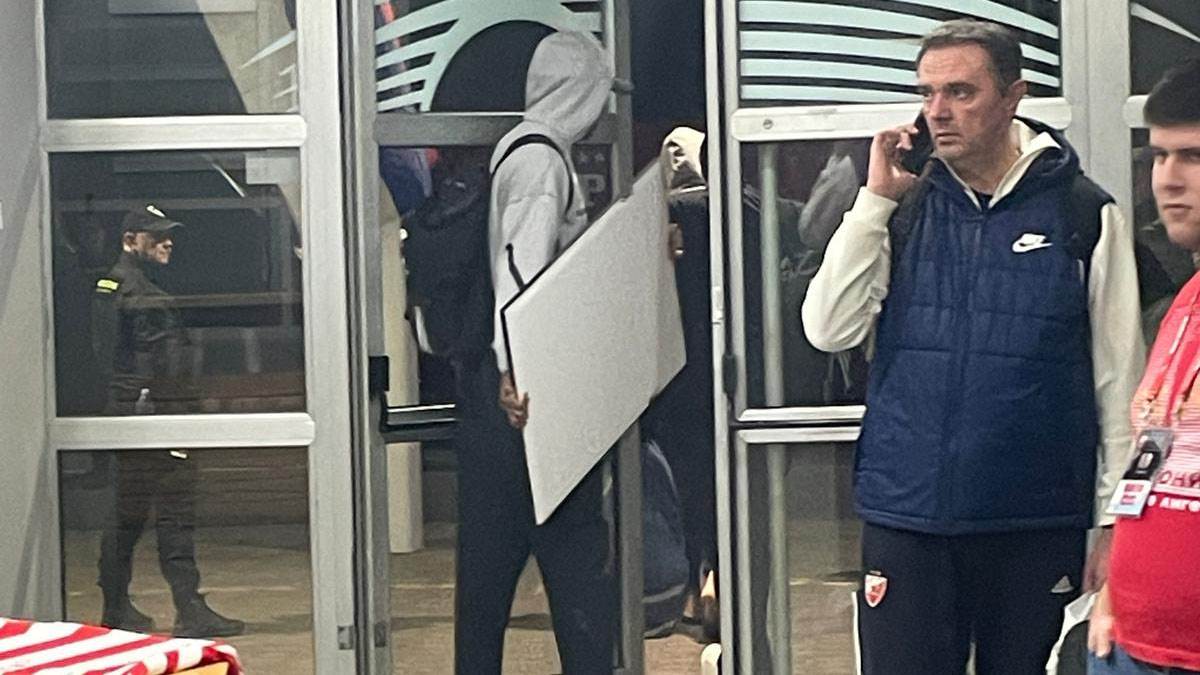 Ajzea Majk sa dresom Partizana izašao iz Arene (1).jpg