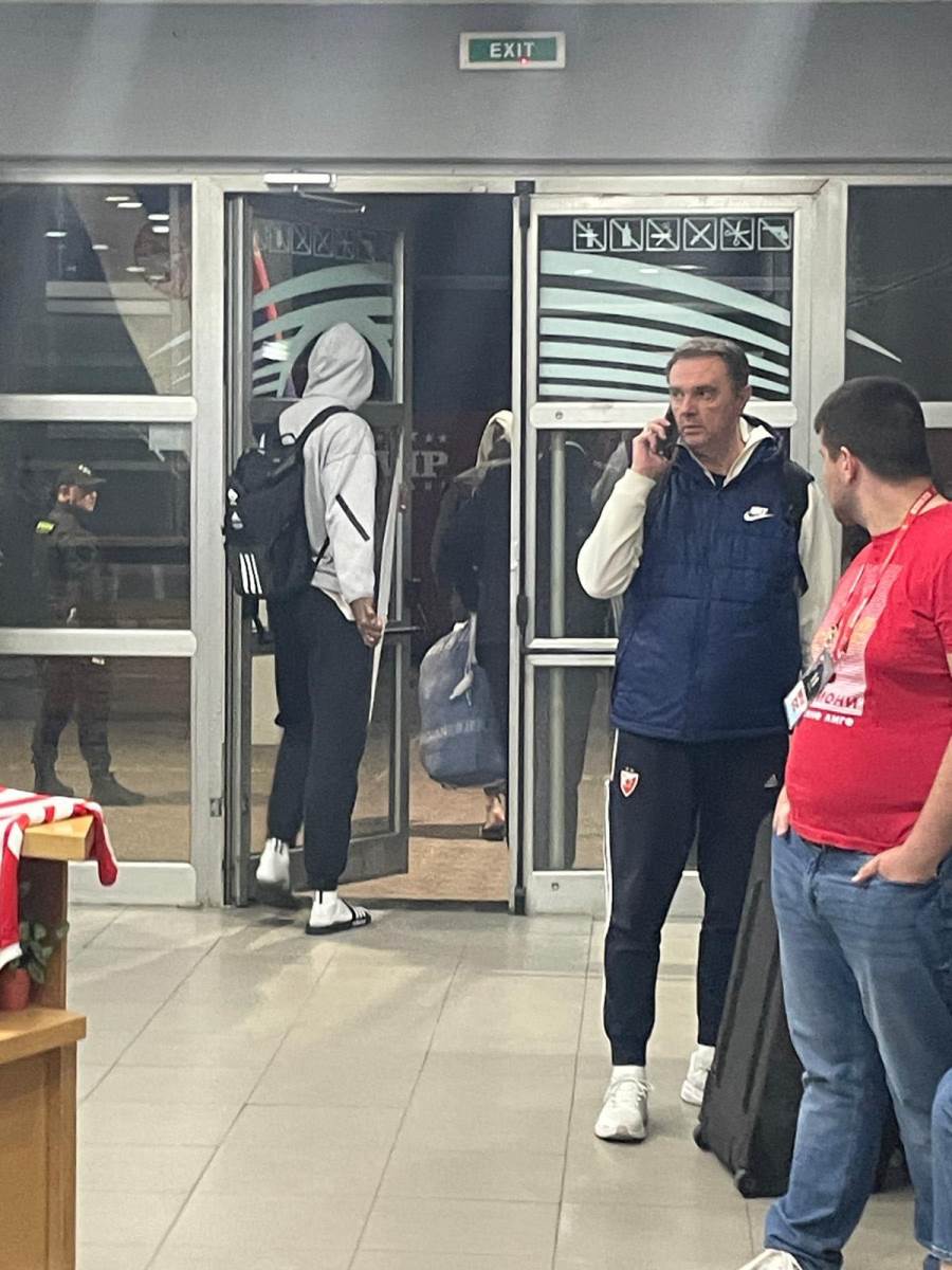 Ajzea Majk sa dresom Partizana izašao iz Arene (3).jpg