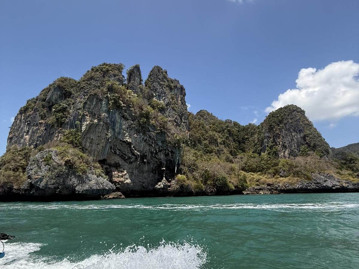 Srpski turisti zaglavljeni na Tajlandu zbog rata na Bliskom istoku (4).jpg