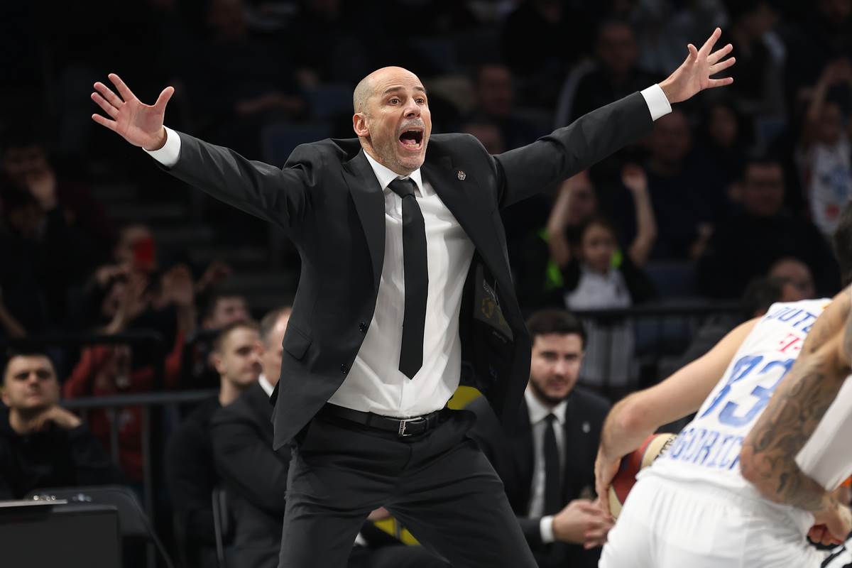 Đoan Penjaroja širi ruke na meču Partizana.