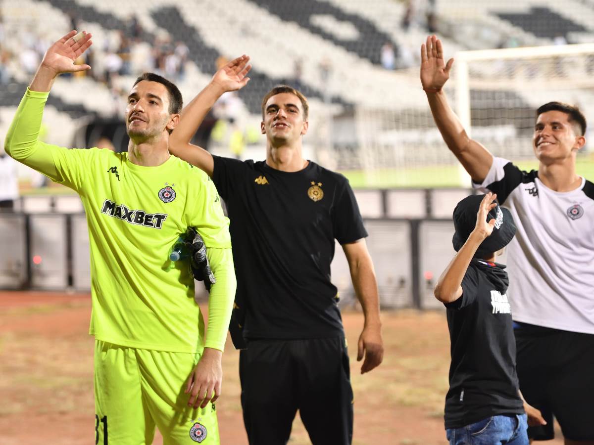 golman Partizana Miloš Krunić.