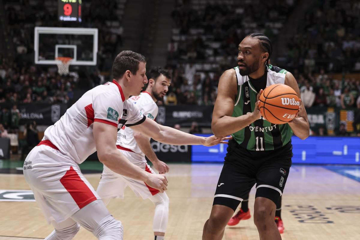 Džabari Parker na debiju za Huventud protiv Granade vodi loptu