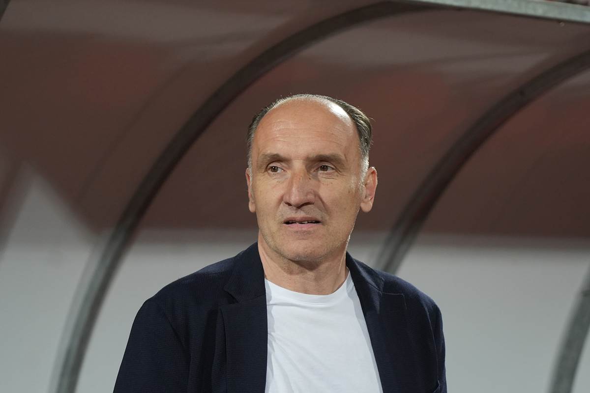 Damir Čakar u sakou i beloj majici.