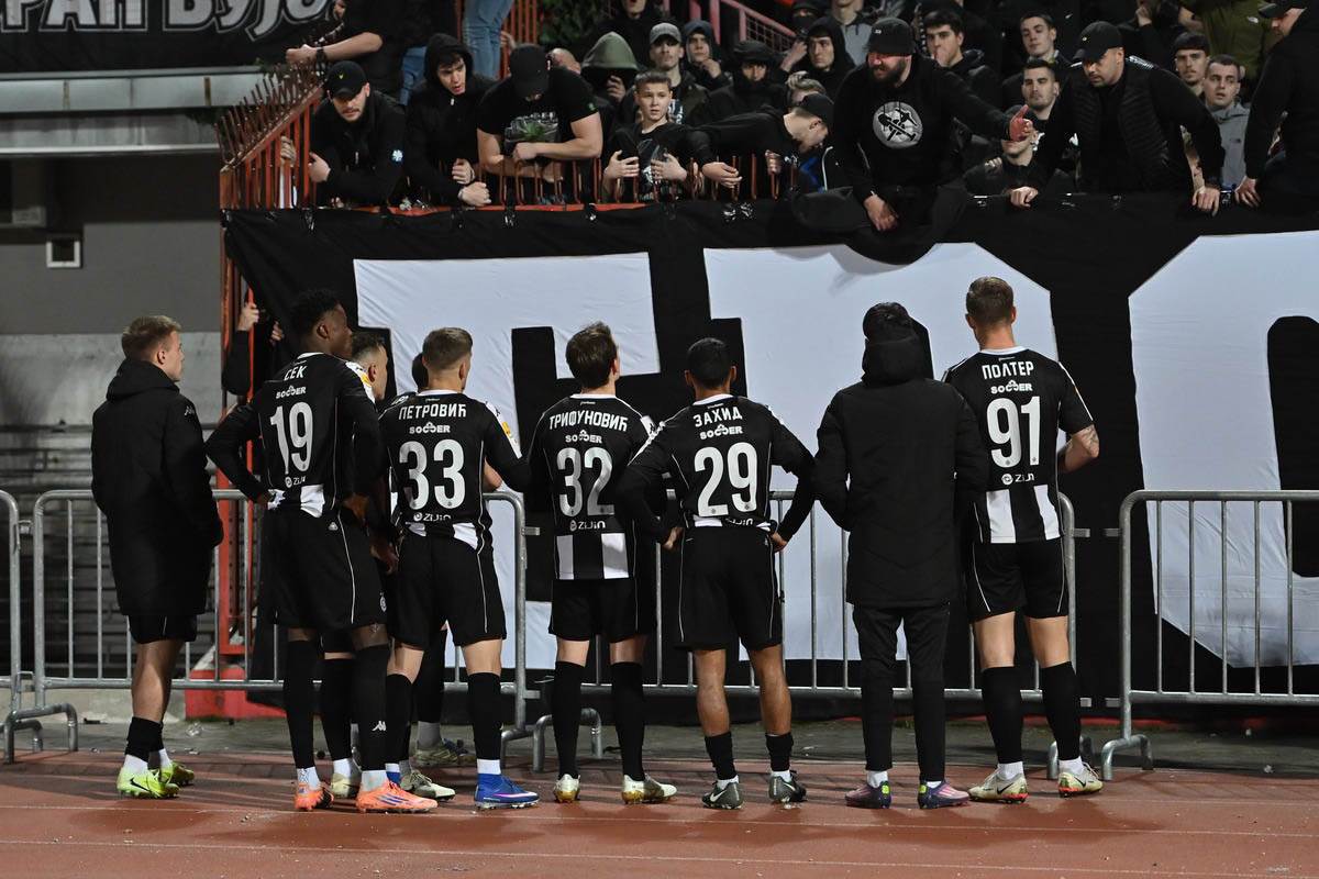 Igrači Partizana posle poraza od Vojvodine (2).jpg