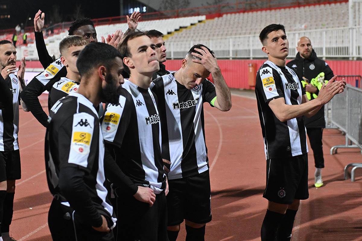 Igrači Partizana posle poraza od Vojvodine (4).jpg