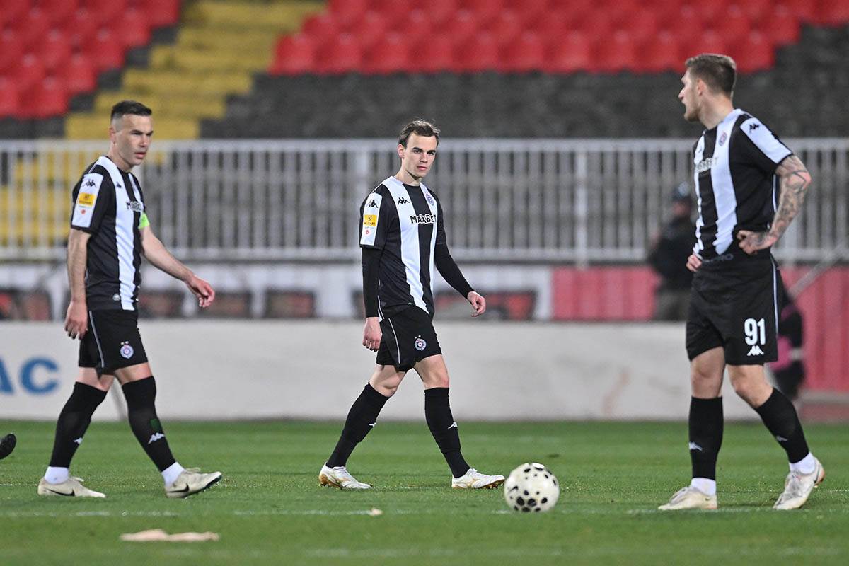 Igrači Partizana posle poraza od Vojvodine (8).jpg