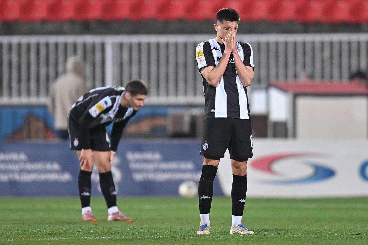 Igrači Partizana posle poraza od Vojvodine (9).jpg