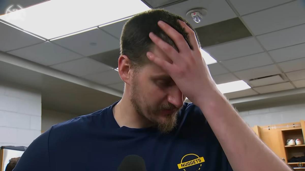 Nikola Jokić se hvata za glavu.