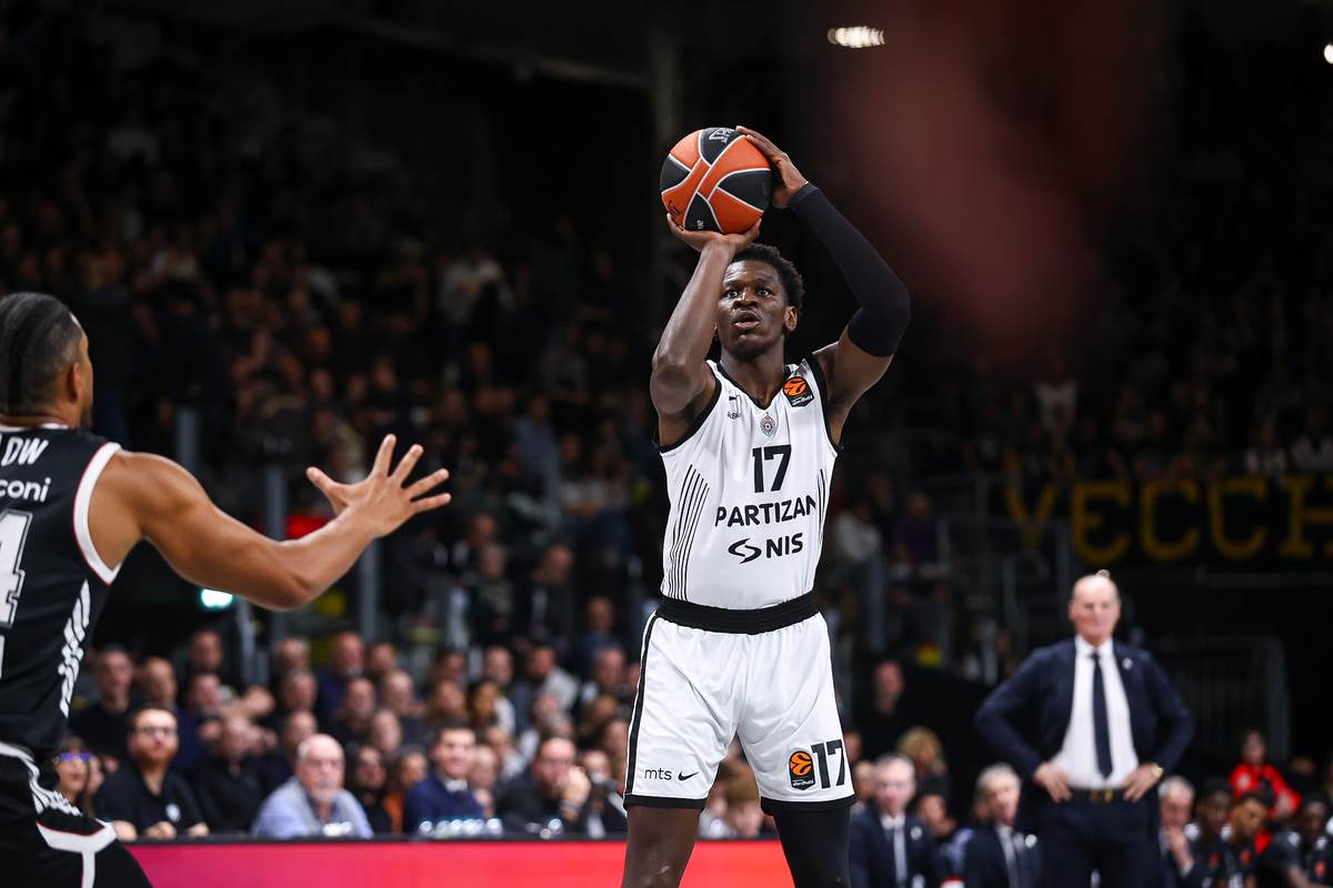 Isak Bonga šutira trojku na Virtus Partizan