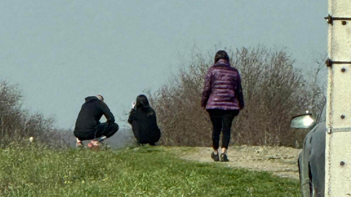 Darkova snajka cuci na kraju puta i place Prisla joj Laziceva majka Branka i zagrlila (1).jpg