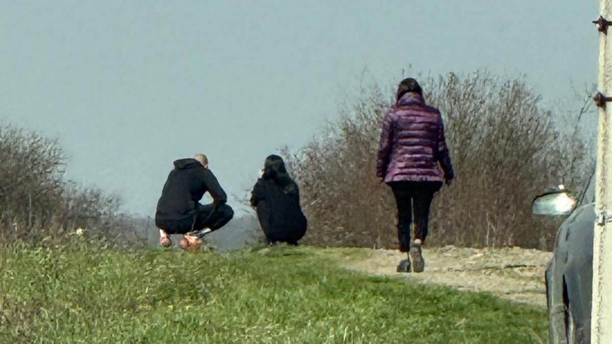 Darkova snajka cuci na kraju puta i place Prisla joj Laziceva majka Branka i zagrlila (2).jpg