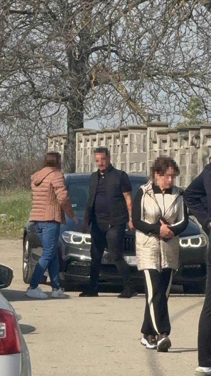 Darko Lazic place ispred porodicne kuce u Brestacu (2).jpg