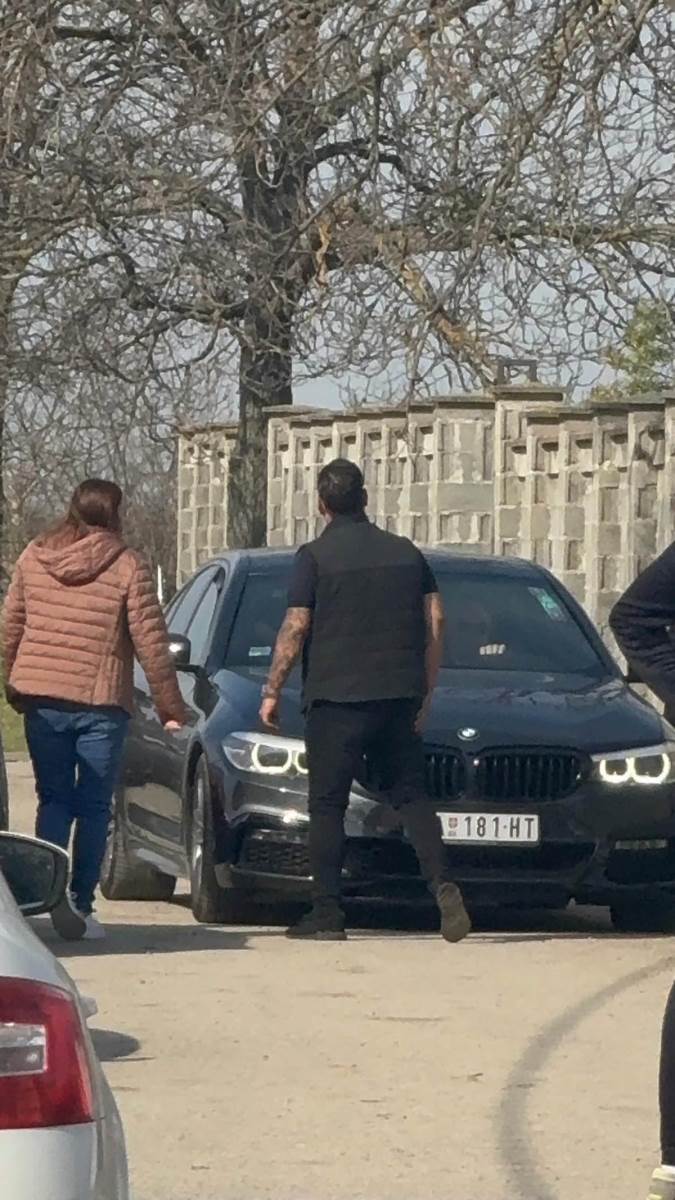 Darko Lazic place ispred porodicne kuce u Brestacu (3).jpg