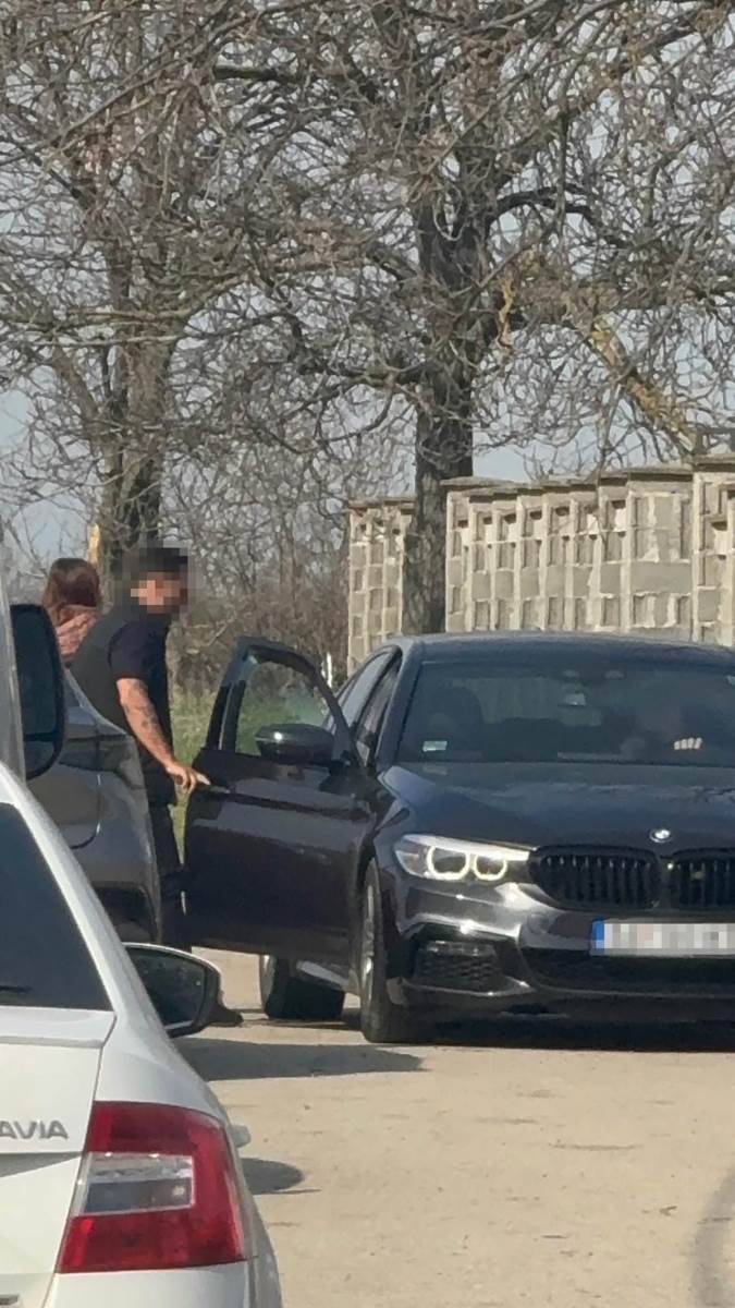 Darko Lazic place ispred porodicne kuce u Brestacu (4).jpg