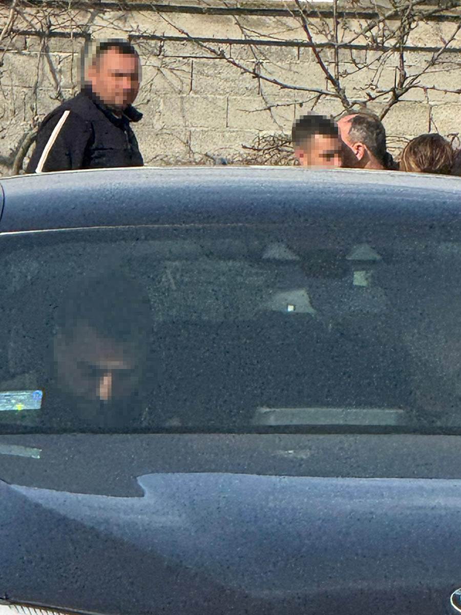 Darko Lazic place ispred porodicne kuce u Brestacu (5).jpg