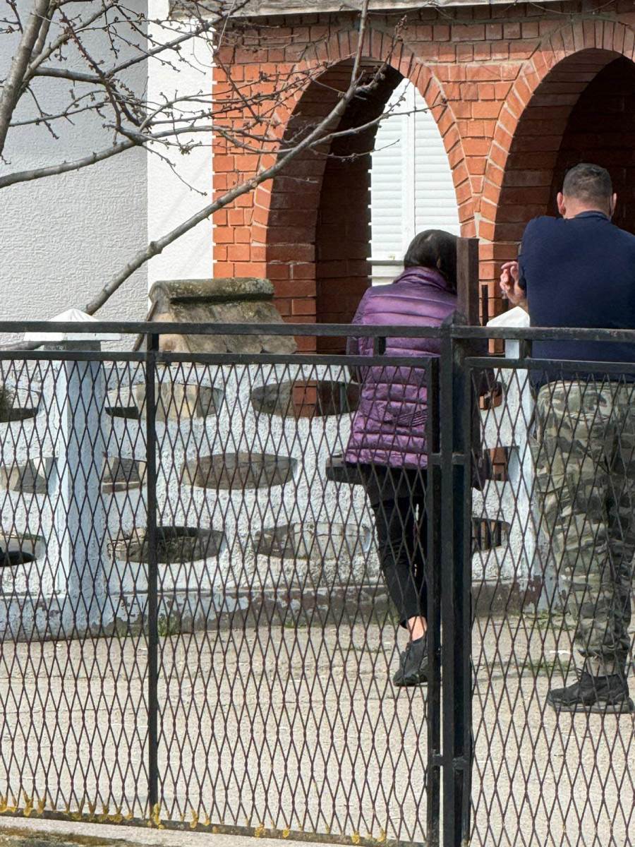 Darkova zena se ne odvaja od njegove majke Branke (7).jpg