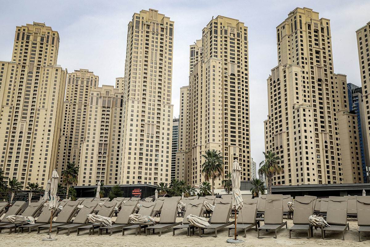 Prazne ležaljke na plažama u Dubaiju