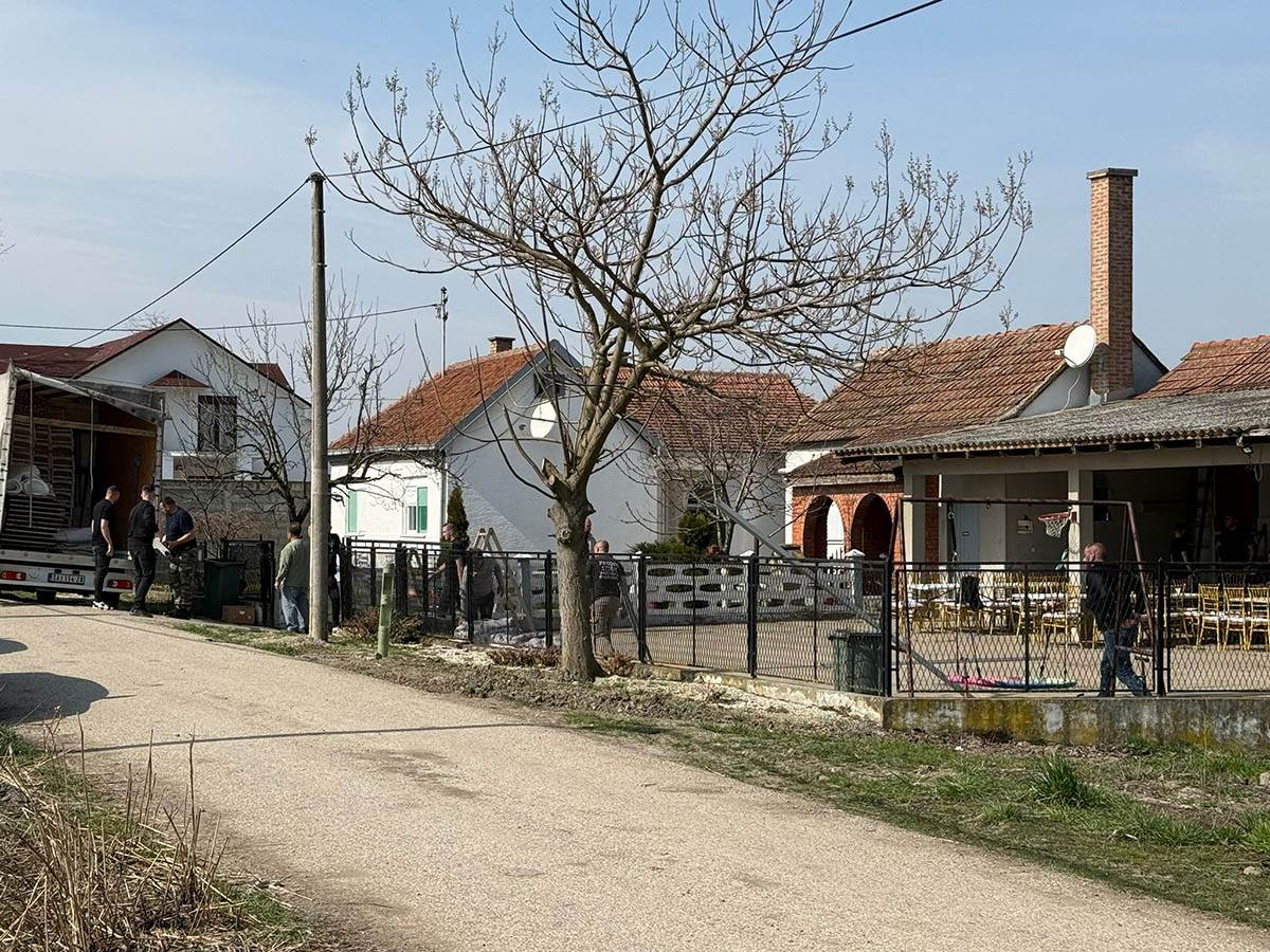 Stigao sator u dom Lazica Ocekuje se veliki broj ljudi na sahrani Darkovog brata Dragana (2).jpg