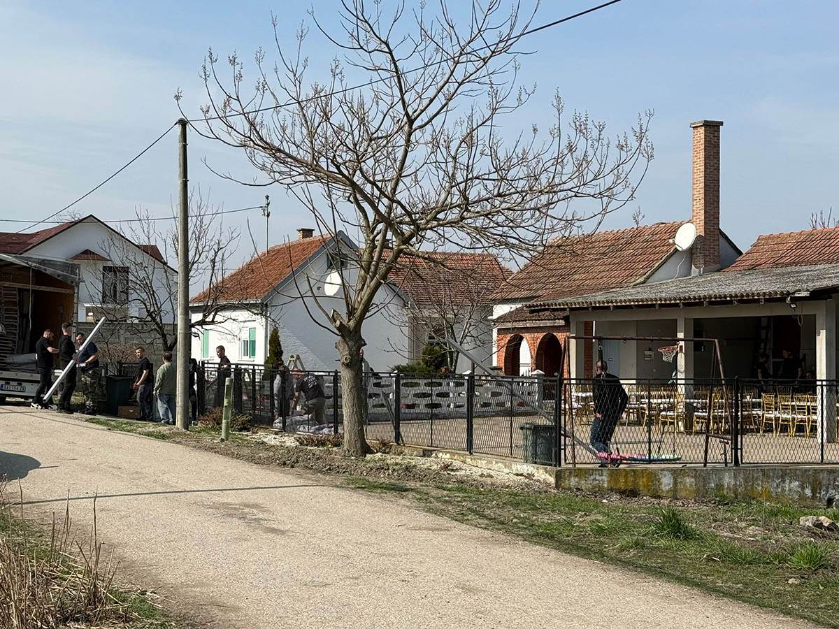 Stigao sator u dom Lazica Ocekuje se veliki broj ljudi na sahrani Darkovog brata Dragana (3).jpg