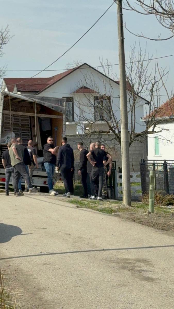 Stigao sator u dom Lazica Ocekuje se veliki broj ljudi na sahrani Darkovog brata Dragana (4).jpg