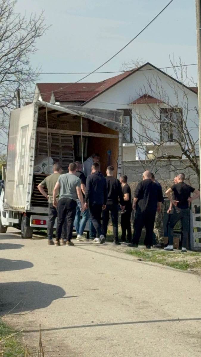 Stigao sator u dom Lazica Ocekuje se veliki broj ljudi na sahrani Darkovog brata Dragana (5).jpg