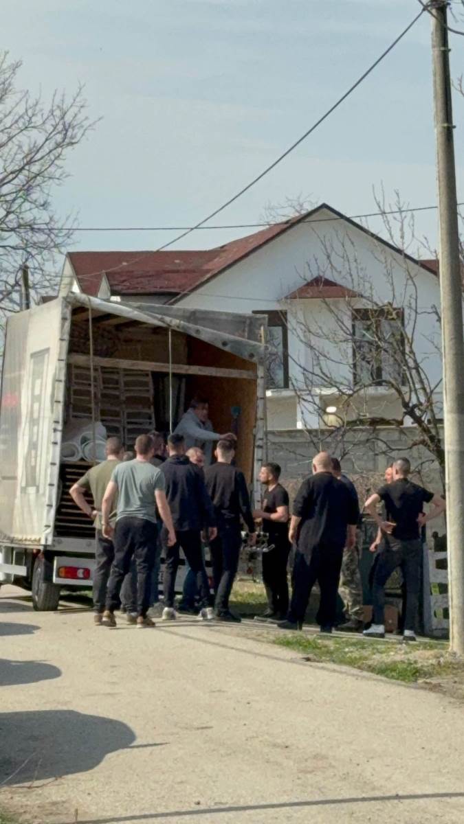 Stigao sator u dom Lazica Ocekuje se veliki broj ljudi na sahrani Darkovog brata Dragana (6).jpg