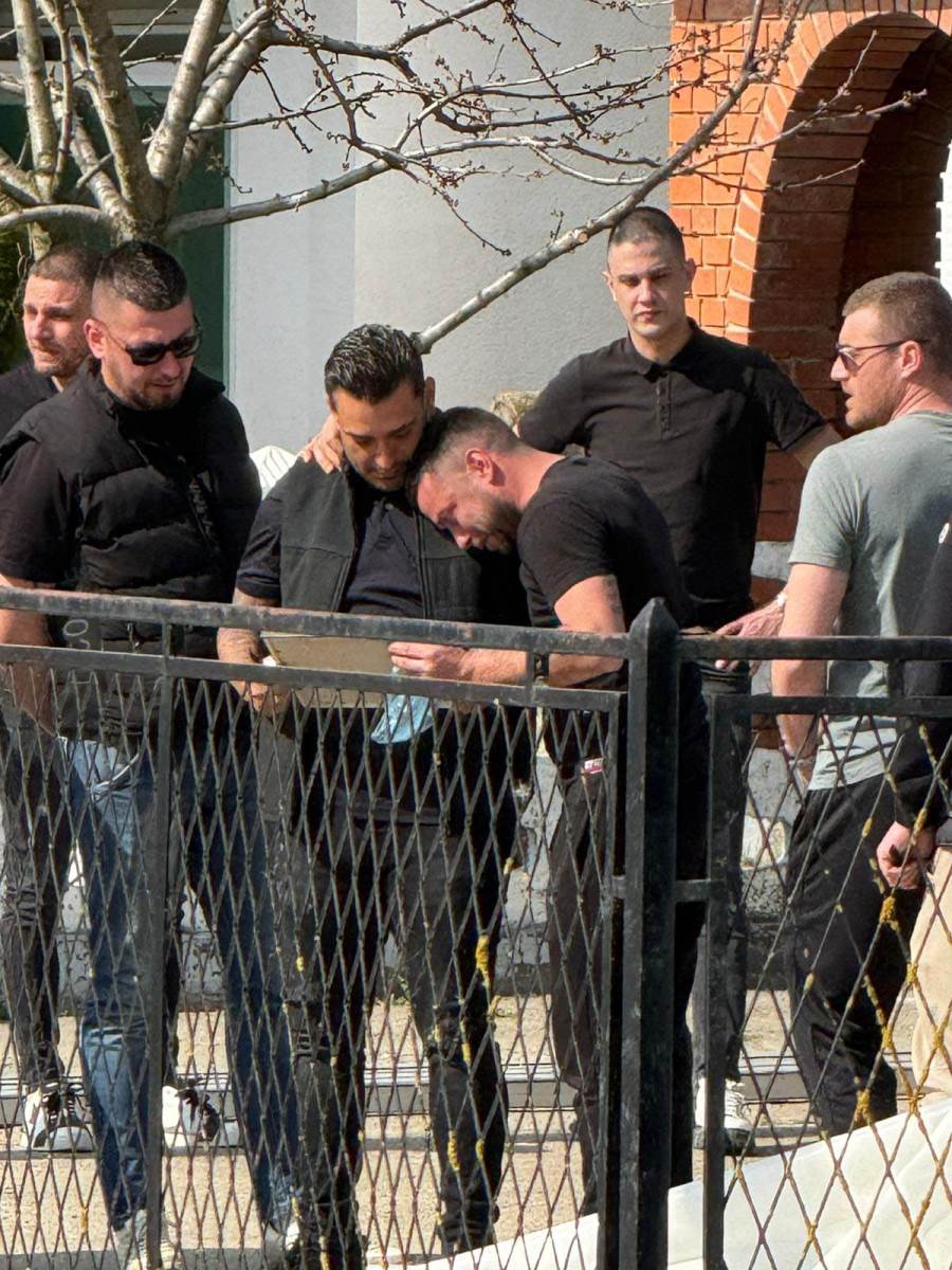 Porodicni prijatelj ljubi Draganovu umrlicu u jeca Potresne scene u domu Lazica u Brestacu (2).jpg