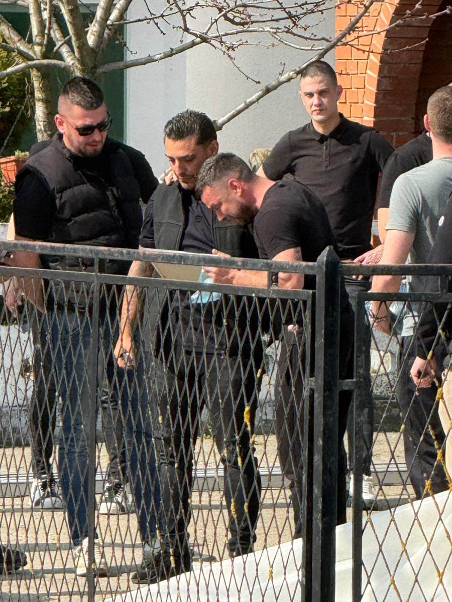 Porodicni prijatelj ljubi Draganovu umrlicu u jeca Potresne scene u domu Lazica u Brestacu (4).jpg