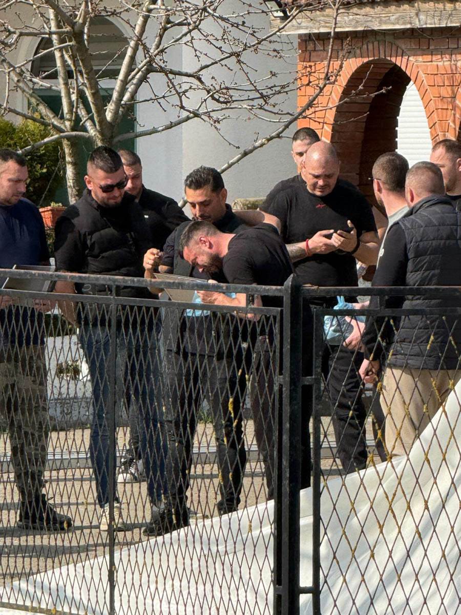 Porodicni prijatelj ljubi Draganovu umrlicu u jeca Potresne scene u domu Lazica u Brestacu (1).jpg