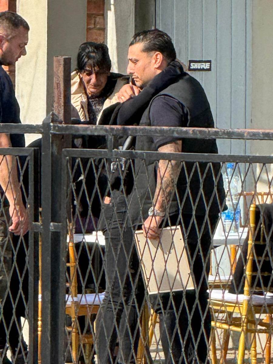 Porodicni prijatelj ljubi Draganovu umrlicu u jeca Potresne scene u domu Lazica u Brestacu (3).jpg