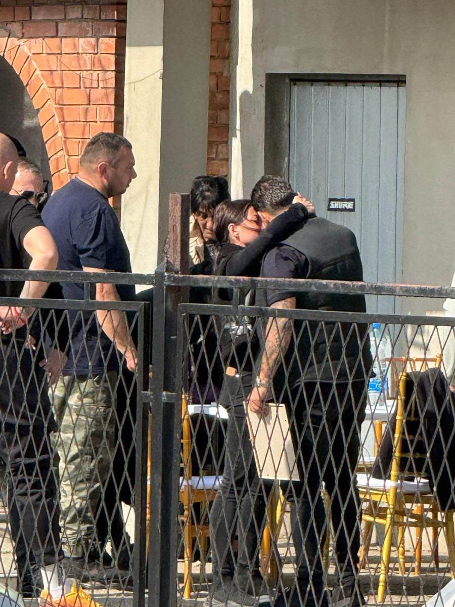 Porodicni prijatelj ljubi Draganovu umrlicu u jeca Potresne scene u domu Lazica u Brestacu (4).jpg