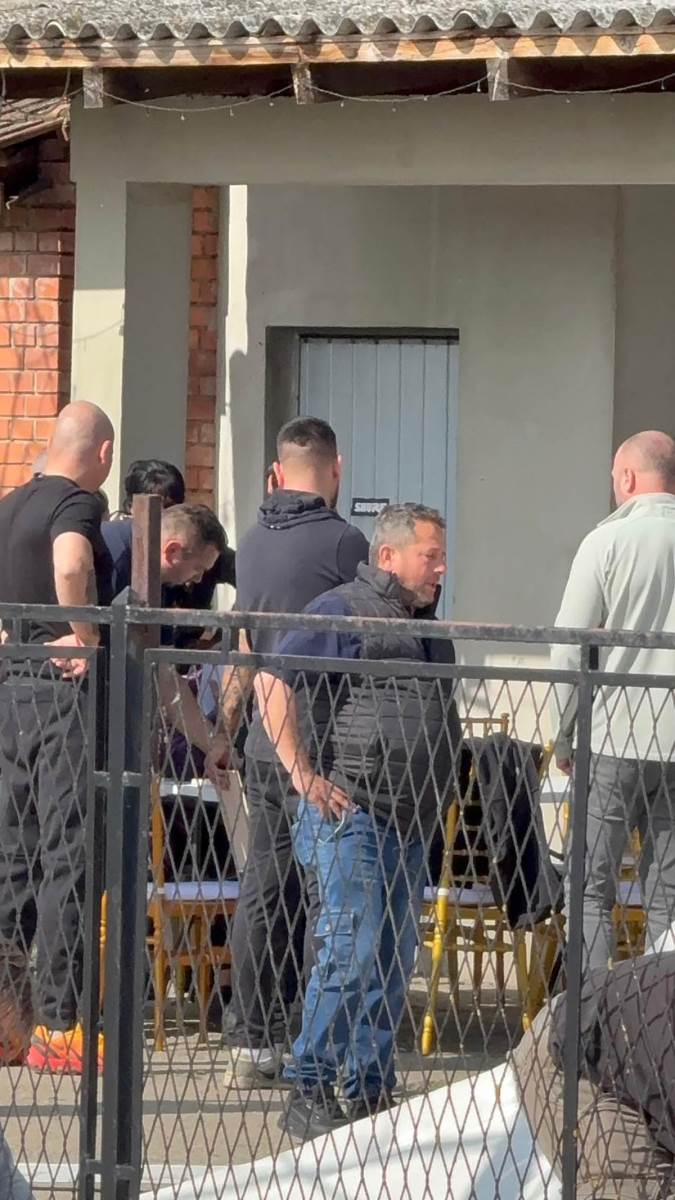 Porodicni prijatelj ljubi Draganovu umrlicu u jeca Potresne scene u domu Lazica u Brestacu (5).jpg