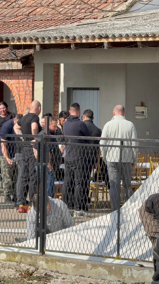 Porodicni prijatelj ljubi Draganovu umrlicu u jeca Potresne scene u domu Lazica u Brestacu (6).jpg