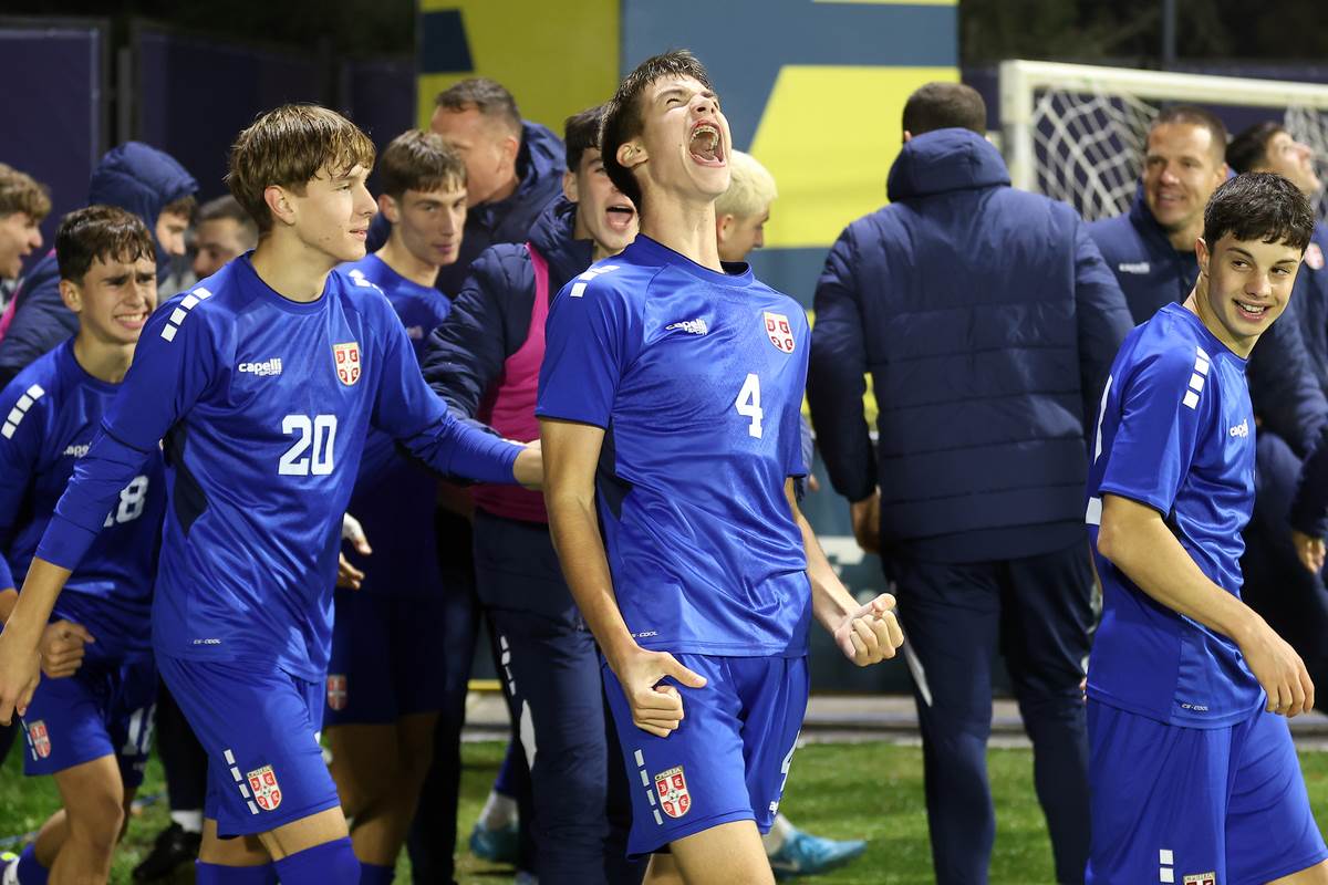 Dragan Anokić slavi gol u dresu Srbije.