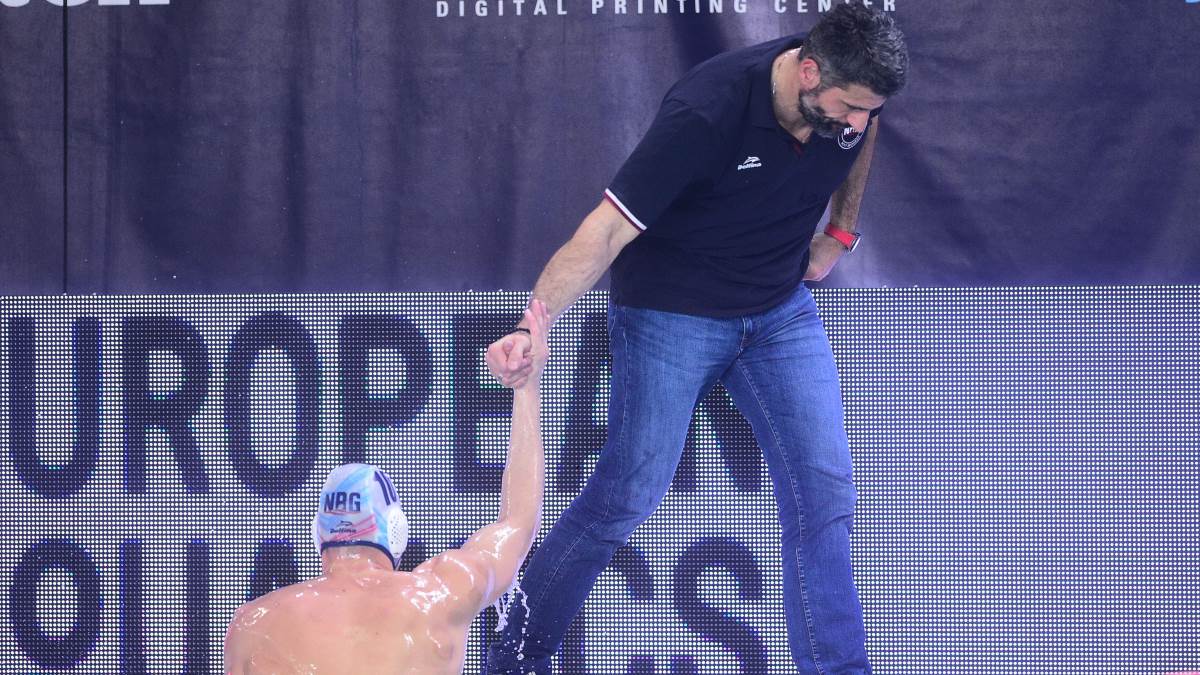 Aleksandar Šapić izvodi vaterpolistu Novog Beograda iz bazena