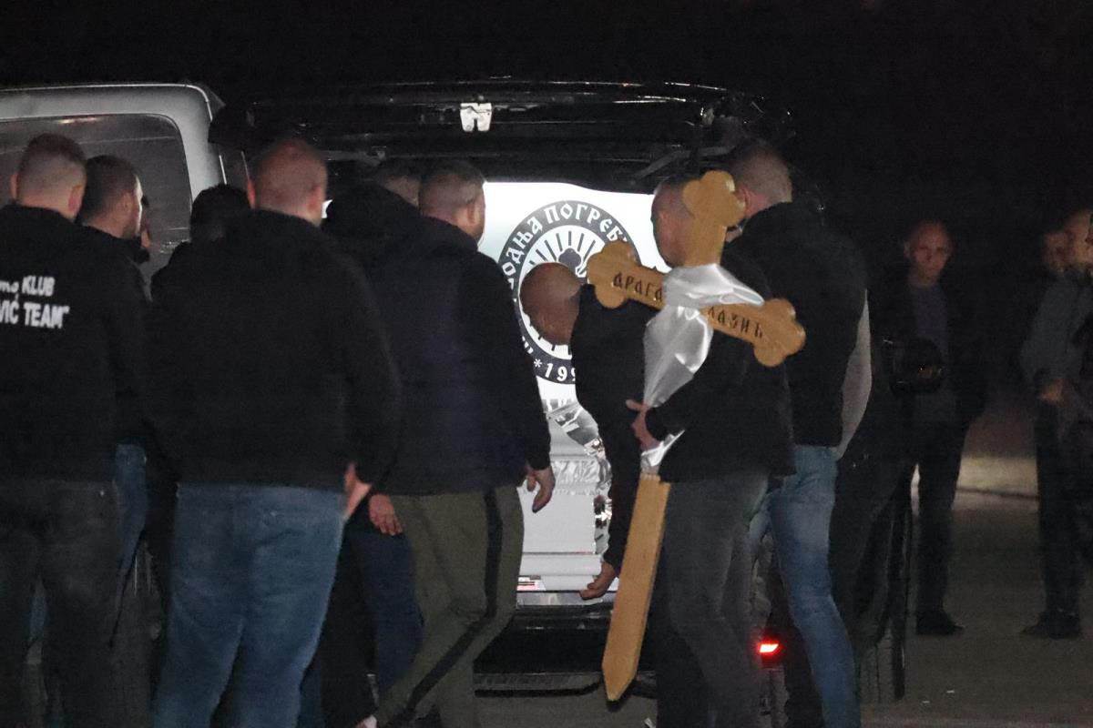 Telo pokojnog Dragana Lazića stiglo je u porodičnu kuću (2).jpg