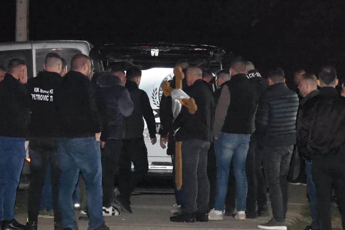 Telo pokojnog Dragana Lazića stiglo je u porodičnu kuću (3).jpg