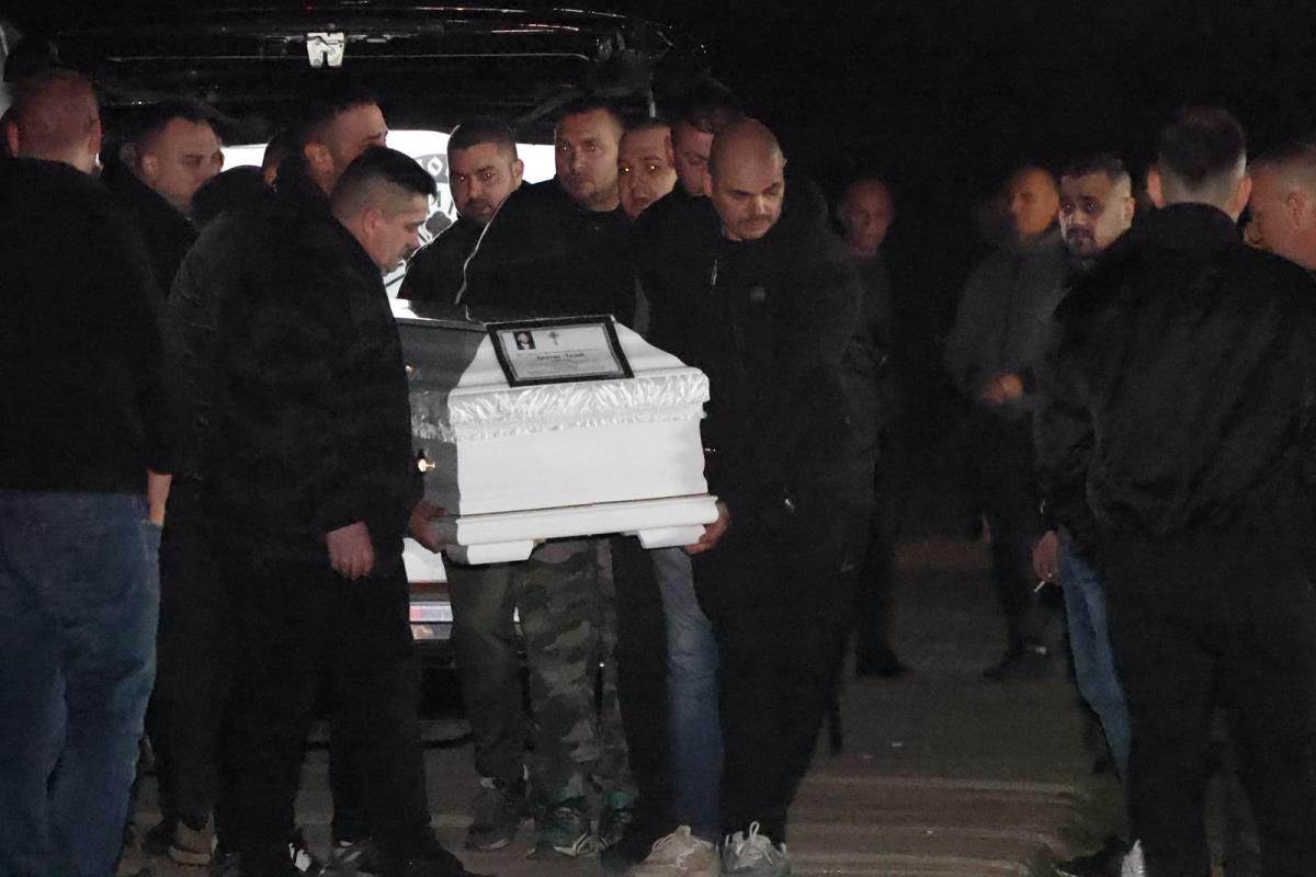 Telo pokojnog Dragana Lazića stiglo je u porodičnu kuću (4).jpg