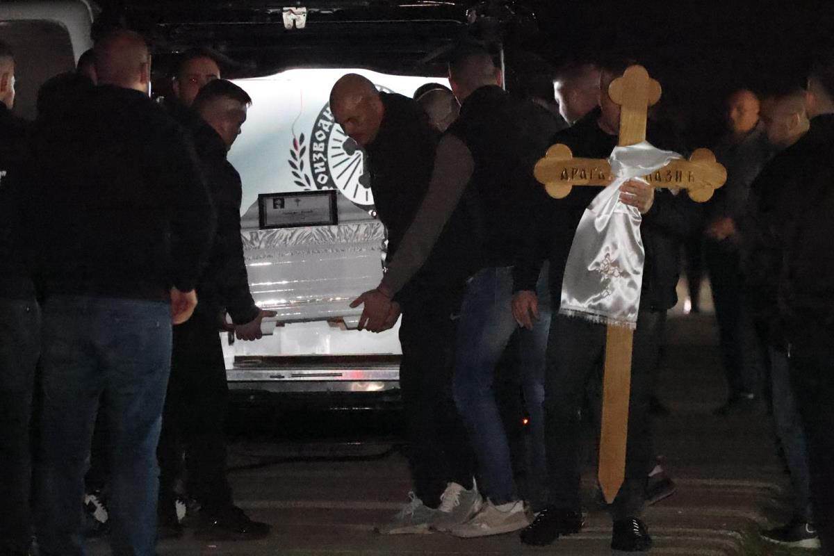 Telo pokojnog Dragana Lazića stiglo je u porodičnu kuću (5).jpg
