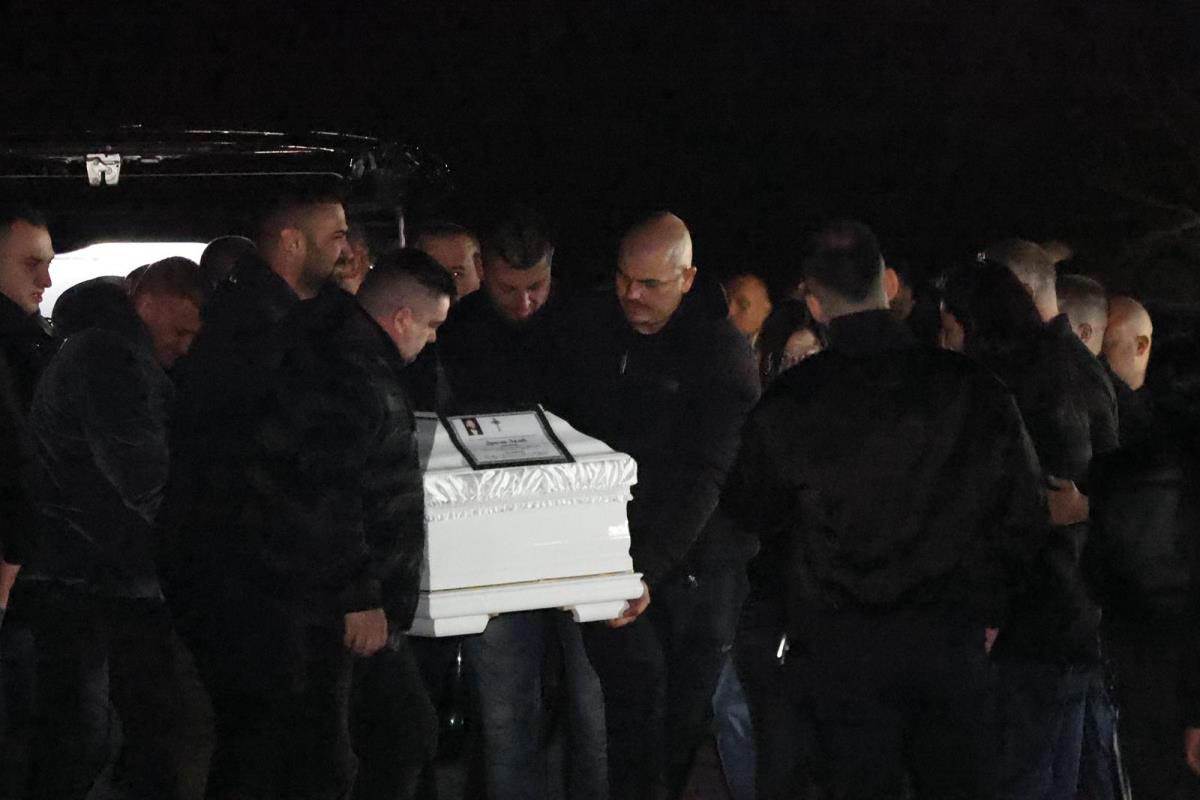 Telo pokojnog Dragana Lazića stiglo je u porodičnu kuću (6).jpg