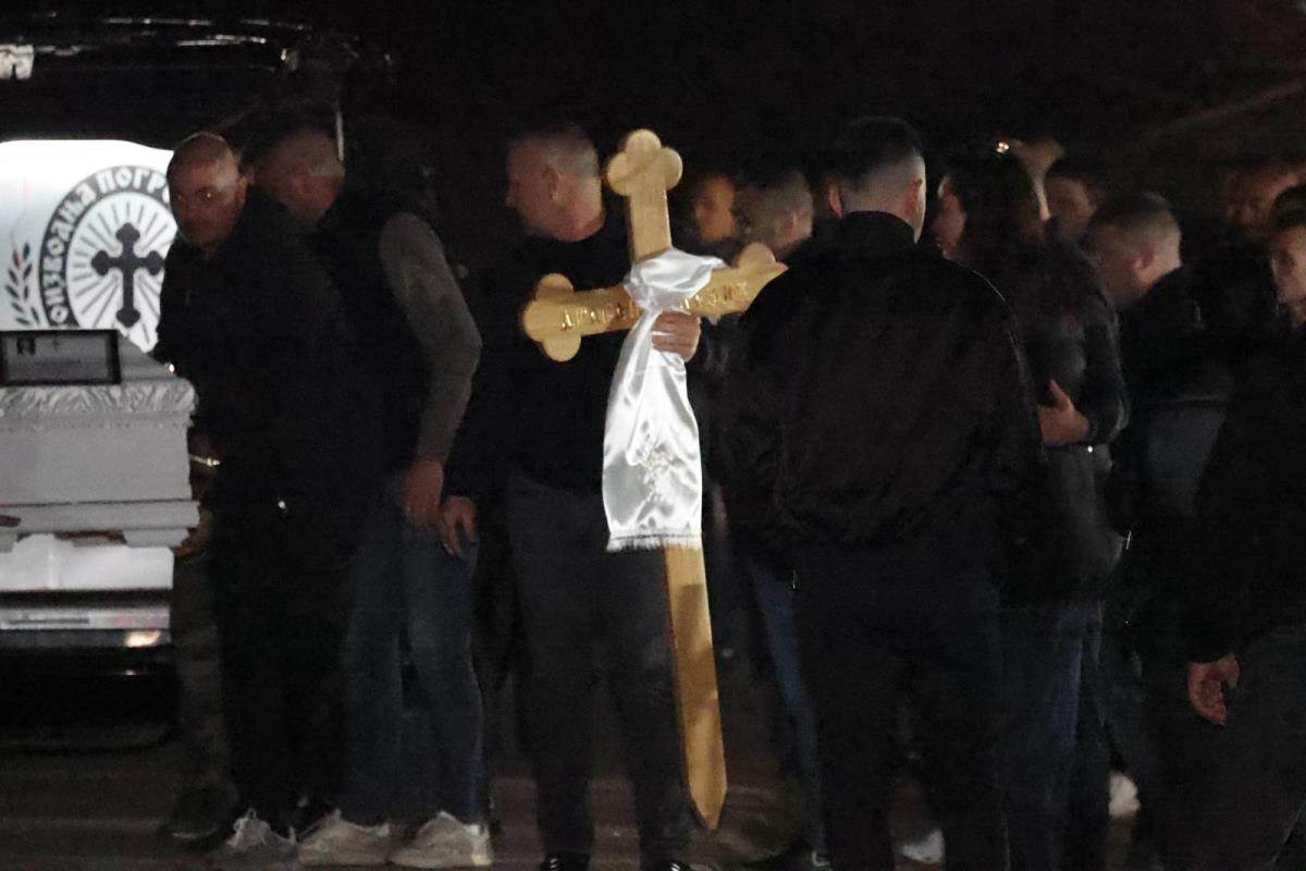 Telo pokojnog Dragana Lazića stiglo je u porodičnu kuću (7).jpg