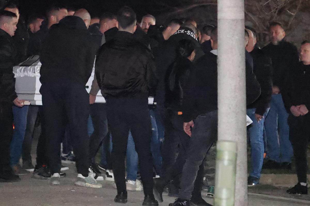 Telo pokojnog Dragana Lazića stiglo je u porodičnu kuću (8).jpg