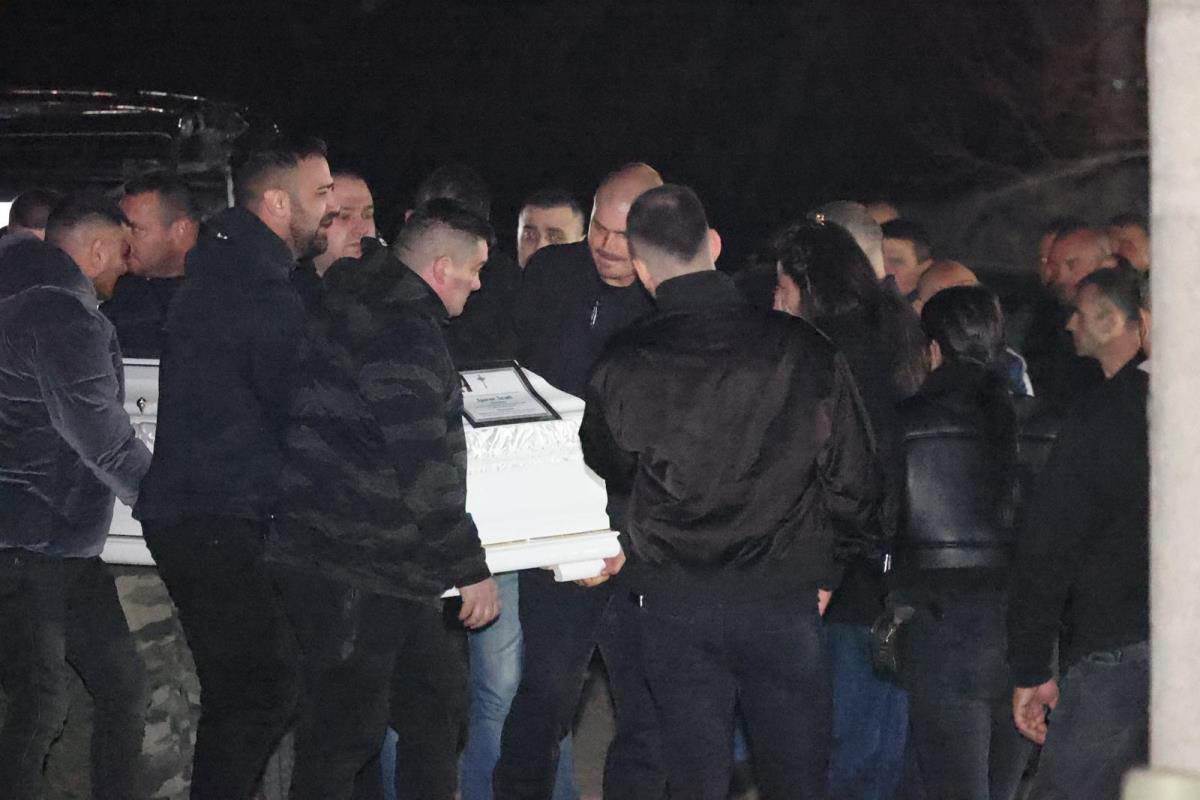 Telo pokojnog Dragana Lazića stiglo je u porodičnu kuću (9).jpg