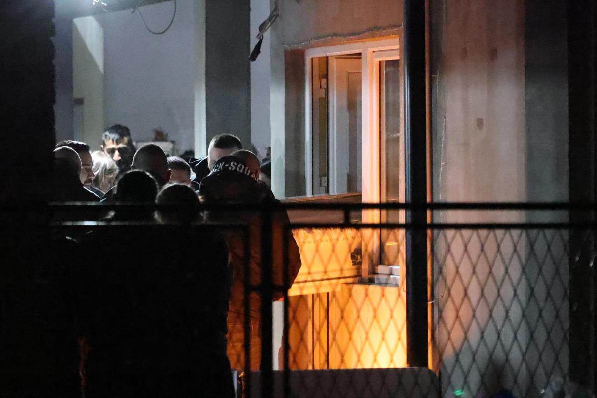 Telo pokojnog Dragana Lazića stiglo je u porodičnu kuću (11).jpg