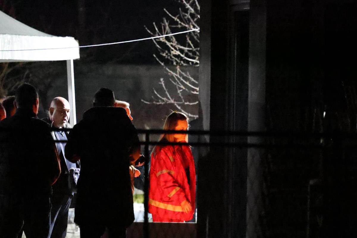 Telo pokojnog Dragana Lazića stiglo je u porodičnu kuću (13).jpg