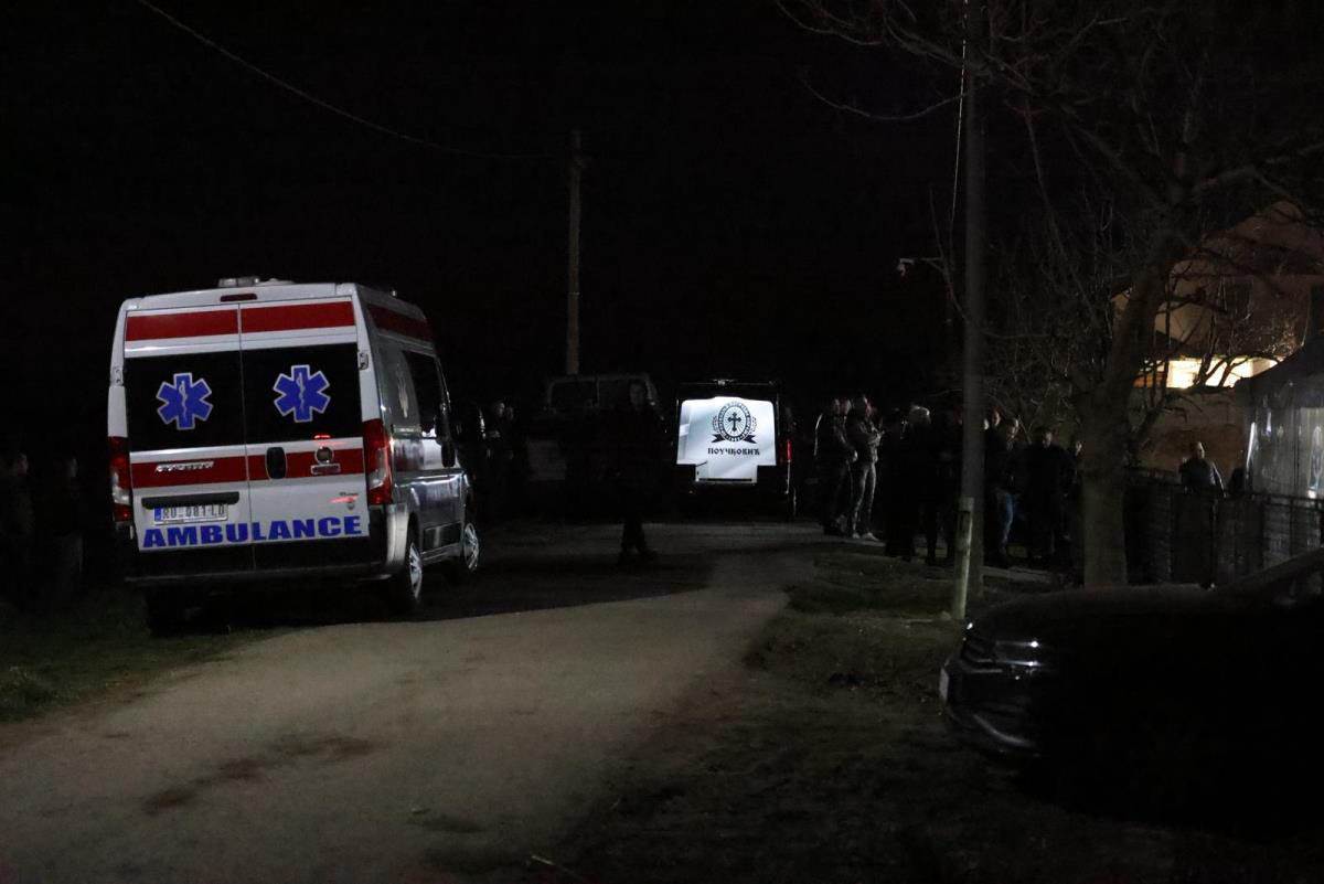 Telo pokojnog Dragana Lazića stiglo je u porodičnu kuću (1).jpg