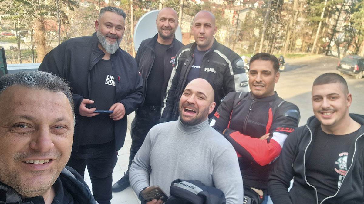 Dragan Lazić i bajkeri.jpg