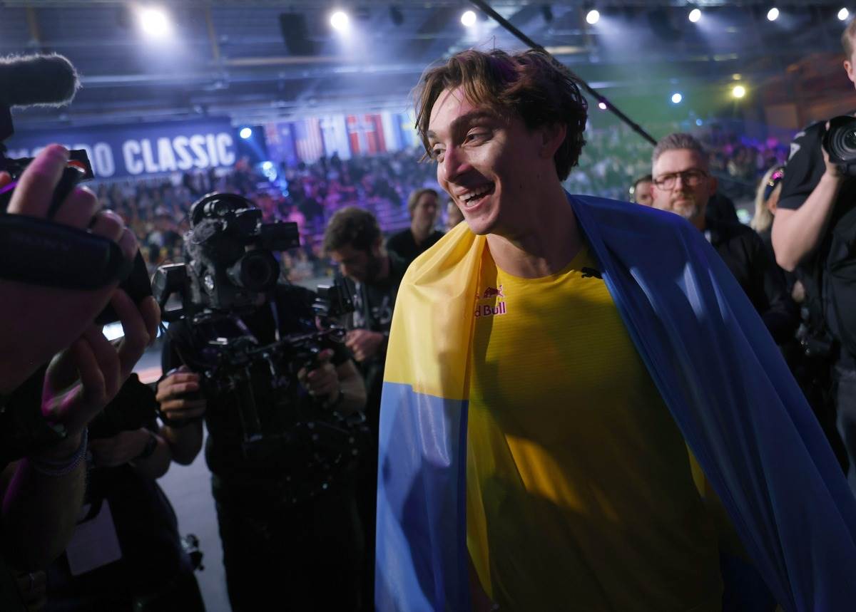 Mondo Duplantis ogrnut u švedsku zastavu slavi obaranje svetskog rekorda u Upsali