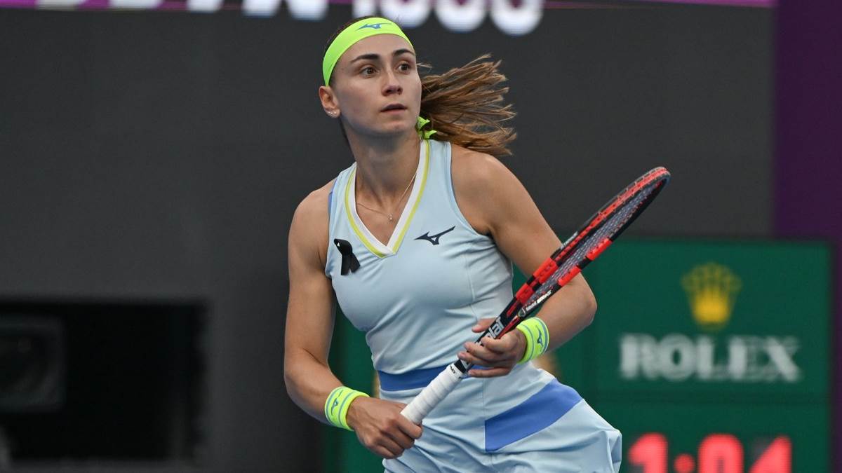 Aleksandra Krunić udara lopticu na teniskom meču