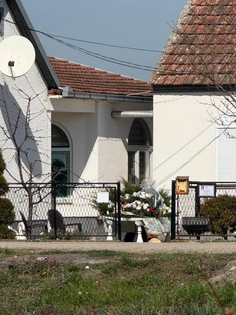 Darko Lazic kuća sahrana (2).jpg